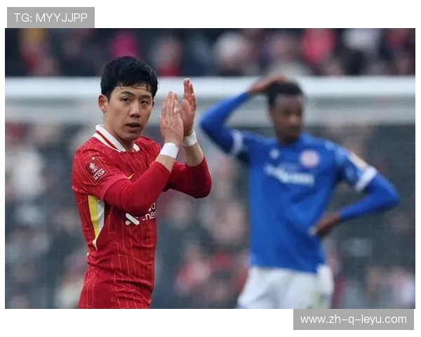 利物浦远藤航贴身防守稳